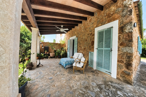 Überdachte Natursteinterrasse mit mallorquinischem Charme