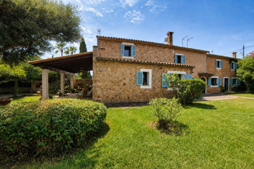 Traditionelle Finca mit Natursteinfassade und überdachter Terrasse