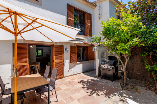 Großzügige Terrasse mit Grillbereich 