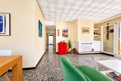 Wohnbereich mit angrenzender Gaderobe und Schlafzimmer