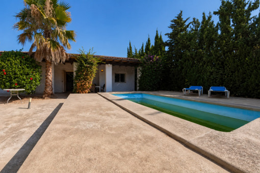 Poolterrasse und Villenfassade