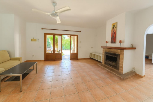 Wohnzimmer mit Kamin und Terrassentür