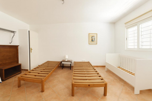 Leeres Schlafzimmer mit zwei Einzelbetten