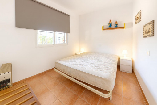Schlichtes Schlafzimmer mit Doppelbett