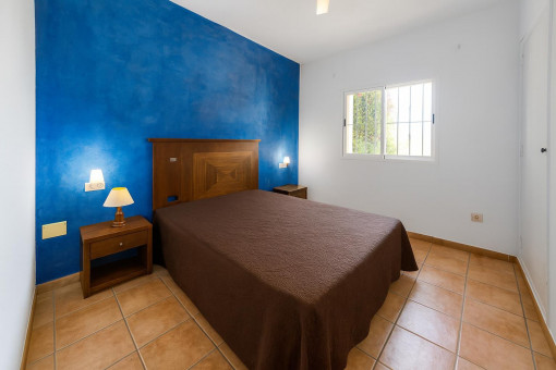 Schlafzimmer mit blauer Akzentwand