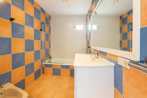 Badezimmer mit Badewanne und Waschbecken