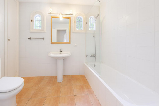 Helles Badezimmer mit Badewanne und Dusche