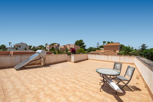 Dachterrasse erstreckt sich über die gesamte Fläche des Hauses