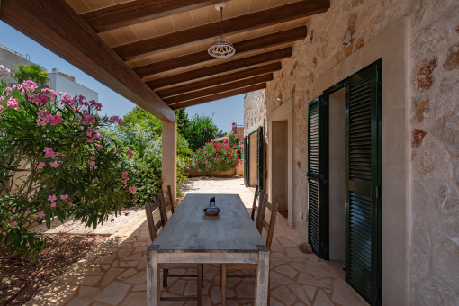 Überdachte Terrasse mit Eingang zur Küche