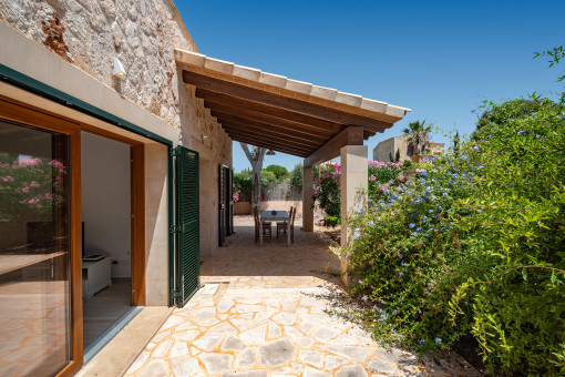 Offene Terrasse mit direktem Zugang zum Wohnzimmer