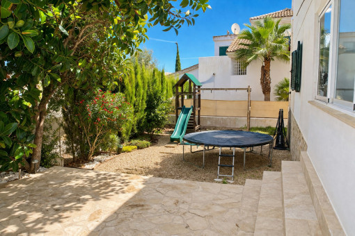 Garten und Terrasse links vom Haus