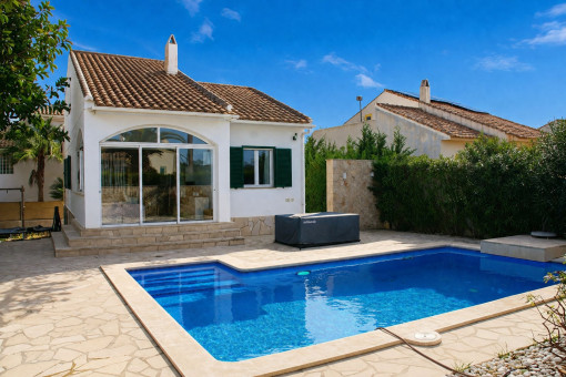 Freistehendes Einfamilienhaus mit großem Pool, wunderschönem Garten und Einliegerwohnung