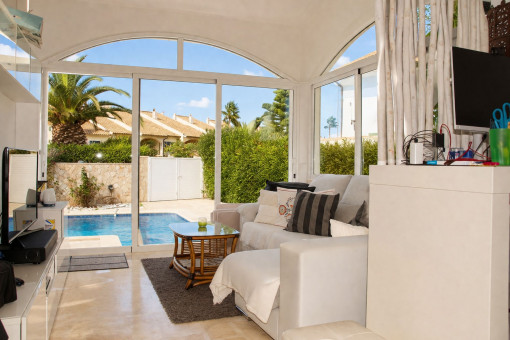 Wohnzimmer mit Ausgang zur Terrasse