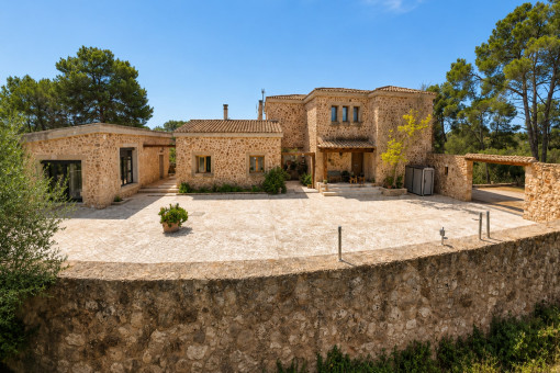 Frontansicht des traditionellen Naturstein-Landhauses