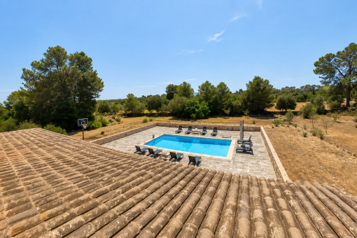 Pool- und Landschaftsblick vom Obergeschoss