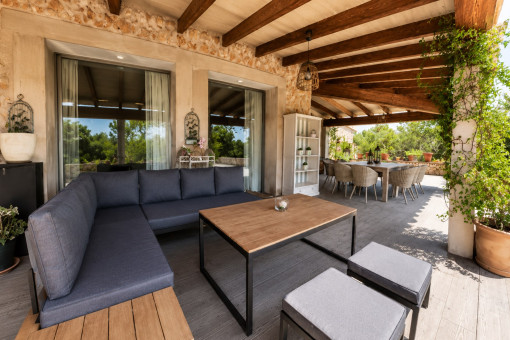 Überdachte Terrasse mit Außenlounge
