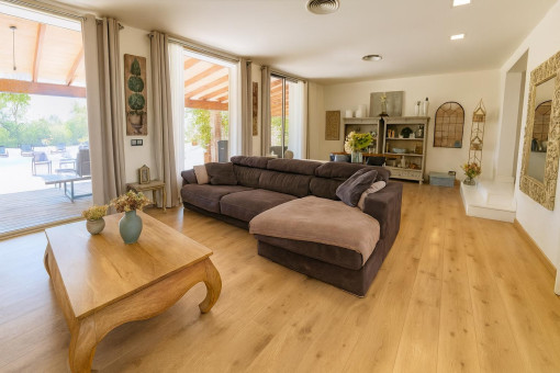 Großzügiges Wohnzimmer mit großen Fenstern