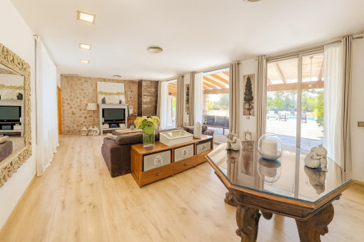 Geräumiges Wohnzimmer mit Gartenzugang