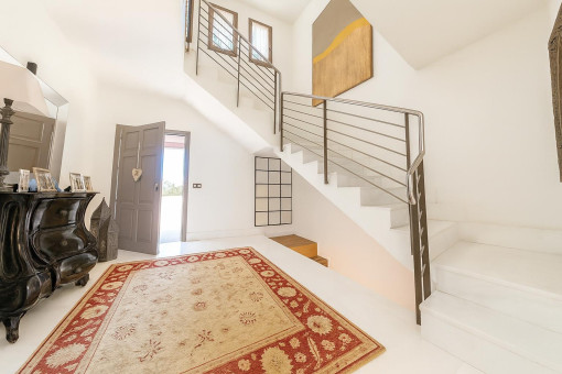 Heller Flur mit Treppe und Teppich