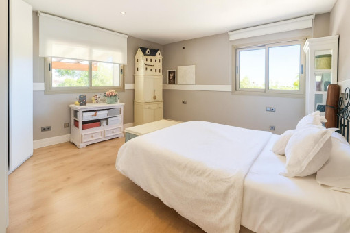 Helles Schlafzimmer mit Holzboden