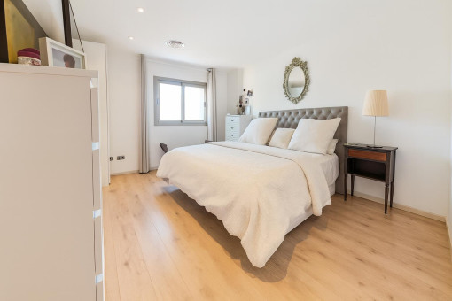 Helles Schlafzimmer mit Holzfußboden