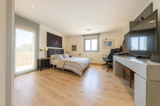 Helles Doppelzimmer mit Arbeitsbereich