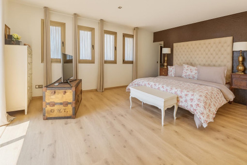 Helles Schlafzimmer mit Ankleidezimmer