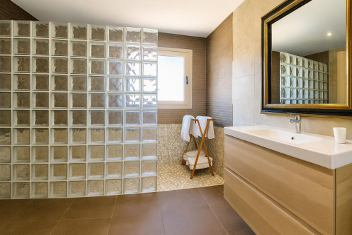 Modernes Badezimmer mit Glasstein-Dusche