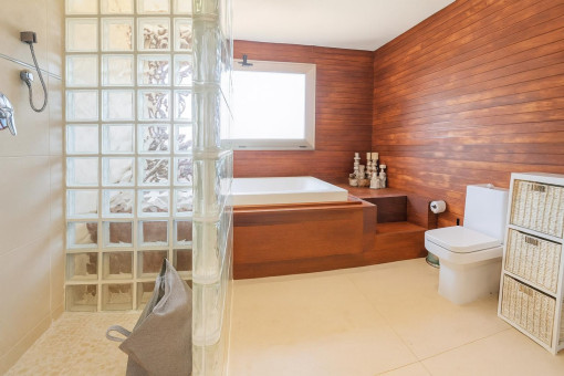 Modernes Badezimmer mit Dusche und Badewanne