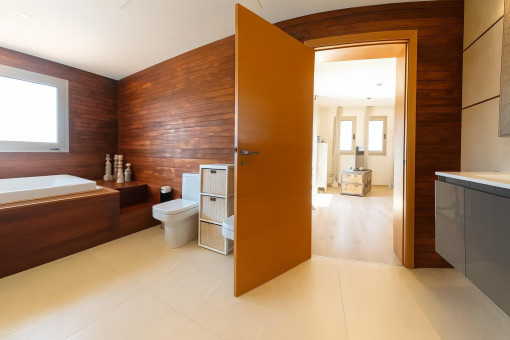 Modernes Badezimmer mit Badewanne und Holzverkleidung
