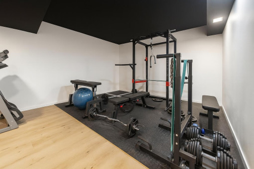 Fitnessraum mit Gewichten und Laufband