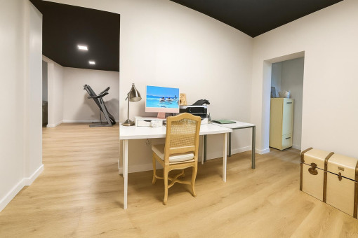 Modernes Home-Office mit Laufband