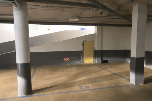 Großer Tiefgaragenstellplatz mit angrenzendem Abstellraum