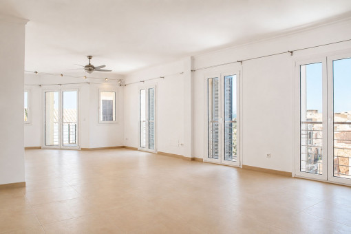 Wohn- und Essbereich mit Ausgang zum Balkon