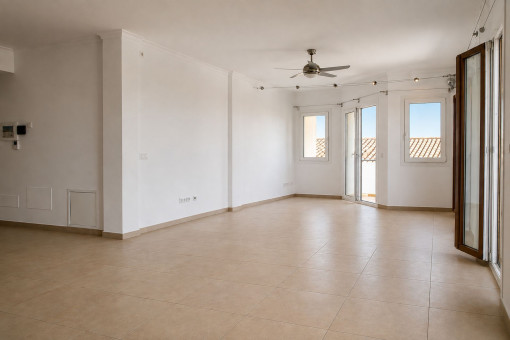 Wohn- und Essbereich mit Ausgang zum Balkon