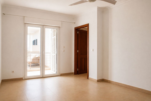 Erstes Schlafzimmer mit Ausgang zum zweiten Balkon