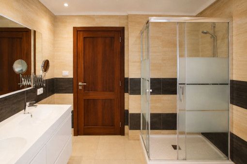 Bad en Suite am ersten Schlafzimmer
