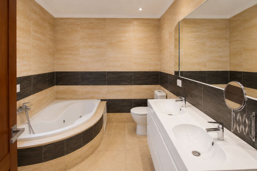 Bad en Suite am ersten Schlafzimmer