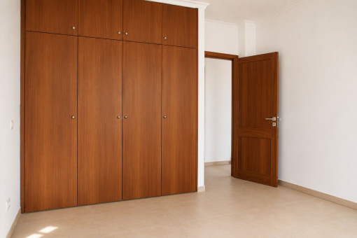Zweites Schlafzimmer mit Einbauschränken