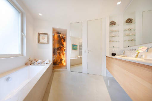 Modernes Badezimmer