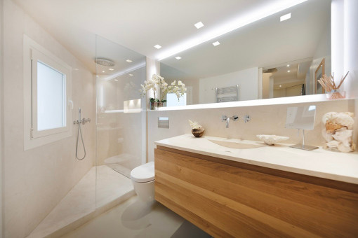 Eines der 2 modernen Badezimmer