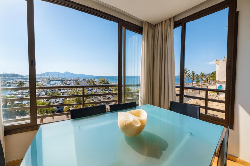 Essbereich mit Meer- und Hafenblick