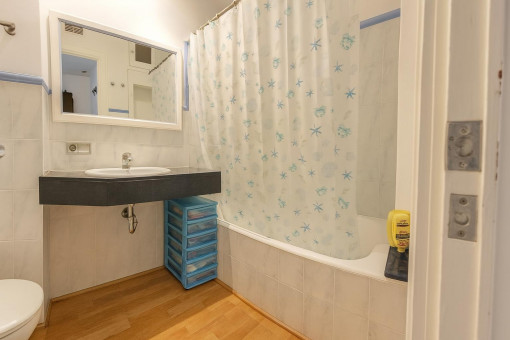 Kleines Badezimmer mit Toilette und Waschtisch