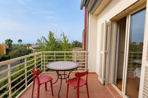 Balkon mit Tisch und Meerblick