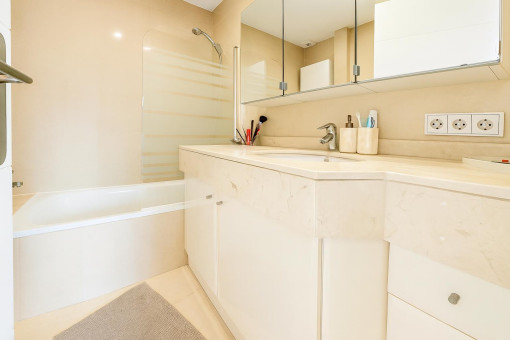 Modernes Badezimmer mit Badewanne und Dusche