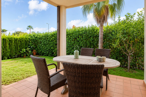 Überdachte Terrasse mit Zugang zum Privatgarten