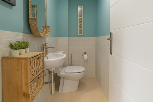 Moderates Gäste-WC mit modernen Armaturen