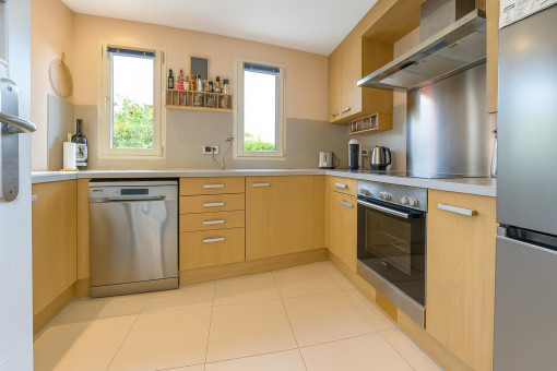 Moderne Küche mit Holzmöbeln