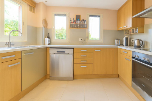 Moderne Küche mit Holzschränken
