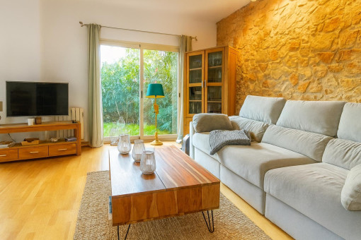 Gemütliches Wohnzimmer mit Natursteinwand